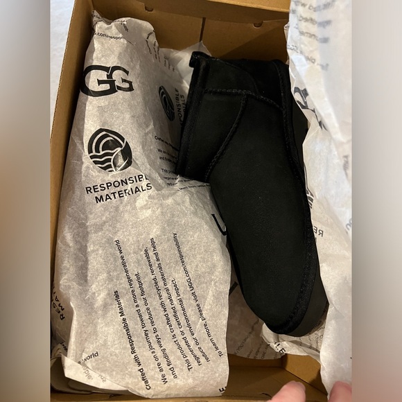 Ugg Classic Ultra Mini Boot, Black, Men’s Size 9, New in Box - Picture 8 of 9